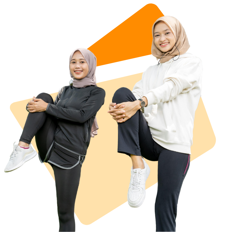 Dua orang perempuan melakukan pemanasan